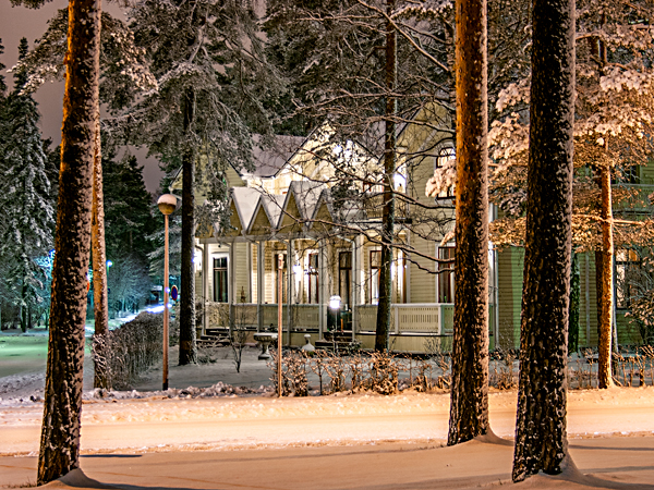 Parantolan puinen huvila